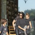 Kourtney Kardashian emmène ses enfants Mason, Penelope et Reign à l'atelier 'Color Me Mine' à Calabasas, le 22 octobre 2017.