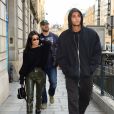 Kourtney Kardashian et son compagnon Younes Bendjima vont se promener sur l'avenue des Champs-Elysées à Paris, le 26 septembre 2017.