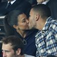 Kourtney Kardashian et son compagnon Younes Bendjima s'embrassent lors du match de Champions League "PSG - Bayern Munich (3-0)" au Parc des Princes à Paris, le 27 septembre 2017. © Cyril Moreau/Bestimage
