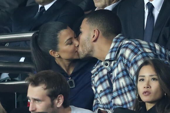 Kourtney Kardashian et son compagnon Younes Bendjima s'embrassent lors du match de Champions League "PSG - Bayern Munich (3-0)" au Parc des Princes à Paris, le 27 septembre 2017. © Cyril Moreau/Bestimage