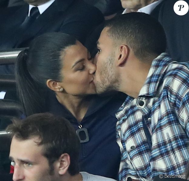 Kourtney Kardashian et son compagnon Younes Bendjima s'embrassent lors du match de Champions League "PSG - Bayern Munich (3-0)" au Parc des Princes à Paris, le 27 septembre 2017. © Cyril Moreau/Bestimage