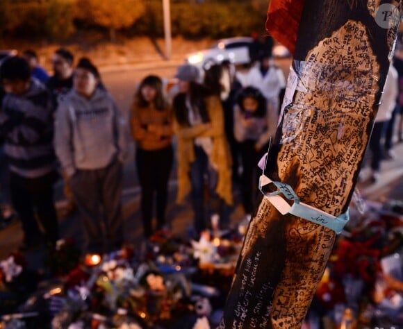Hommages à Paul Walker sur les lieux du drame à Santa Clarita, près de Los Angeles, le 4 décembre 2013.