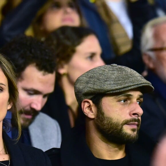 Isabelle Ithurburu et son compagnon Maxime Nucci - People dans les tribunes du Parc des Princes lors du Match PSG contre Nice le 27 octobre 2017. © Giancarlo Gorassini/Bestimage