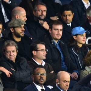 Isabelle Ithurburu et son compagnon Maxime Nucci, Jain et son ami, Nasser Al-Khelaïfi (président du PSG), Jean-Claude Blanc (manager général du PSG) et Jean-Pierre Rivère (président de Nice) en haut à droite - People dans les tribunes du Parc des Princes lors du Match PSG contre Nice le 27 octobre 2017. © Giancarlo Gorassini/Bestimage