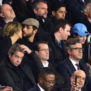 Isabelle Ithurburu et son compagnon Maxime Nucci, Jain et son ami, Nasser Al-Khelaïfi (président du PSG), Jean-Claude Blanc (manager général du PSG) et Jean-Pierre Rivère (président de Nice) en haut à droite - People dans les tribunes du Parc des Princes lors du Match PSG contre Nice le 27 octobre 2017. © Giancarlo Gorassini/Bestimage