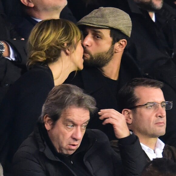 Isabelle Ithurburu et son compagnon Maxime Nucci, Jain et son ami, Nasser Al-Khelaïfi (président du PSG), Jean-Claude Blanc (manager général du PSG) et Jean-Pierre Rivère (président de Nice) en haut à droite - People dans les tribunes du Parc des Princes lors du Match PSG contre Nice le 27 octobre 2017. © Giancarlo Gorassini/Bestimage