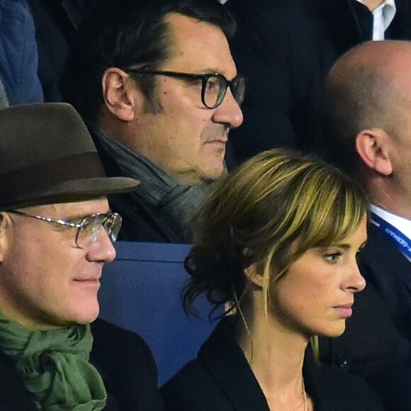Isabelle Ithurburu et son compagnon Maxime Nucci, Jain et son ami, Nasser Al-Khelaïfi (président du PSG), Jean-Claude Blanc (manager général du PSG) et Jean-Pierre Rivère (président de Nice) en haut à droite - People dans les tribunes du Parc des Princes lors du Match PSG contre Nice le 27 octobre 2017. © Giancarlo Gorassini/Bestimage