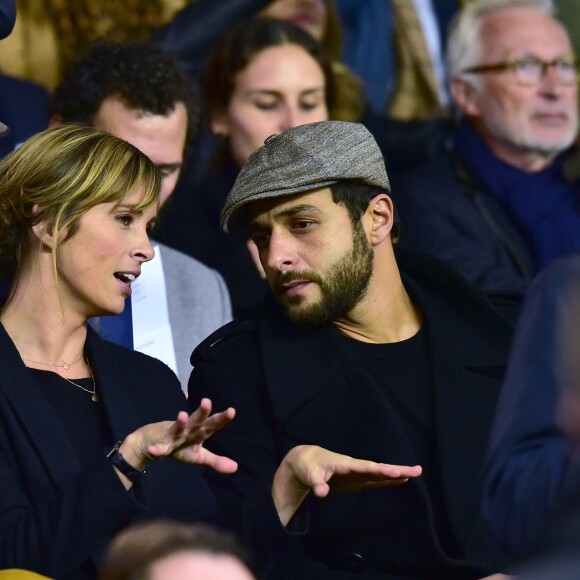 Isabelle Ithurburu et son compagnon Maxime Nucci - People dans les tribunes du Parc des Princes lors du Match PSG contre Nice le 27 octobre 2017. © Giancarlo Gorassini/Bestimage