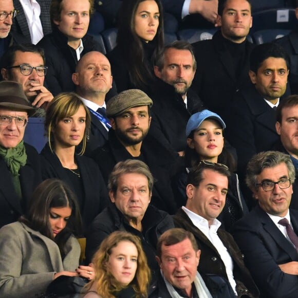 Isabelle Ithurburu et son compagnon Maxime Nucci, Jain, Nasser Al-Khelaïfi (président du PSG), Jean-Claude Blanc (manager général du PSG) et Jean-Pierre Rivère (président de Nice) en haut à droite - People dans les tribunes du Parc des Princes lors du Match PSG contre Nice le 27 octobre 2017. © Giancarlo Gorassini/Bestimage