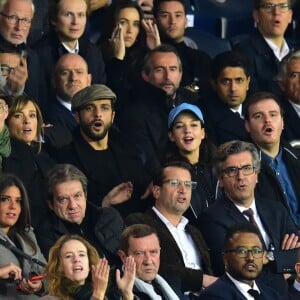 Isabelle Ithurburu et son compagnon Maxime Nucci, Jain et son ami, Nasser Al-Khelaïfi (président du PSG), Jean-Claude Blanc (manager général du PSG) et Jean-Pierre Rivère (président de Nice) en haut à droite - People dans les tribunes du Parc des Princes lors du Match PSG contre Nice le 27 octobre 2017. © Giancarlo Gorassini/Bestimage