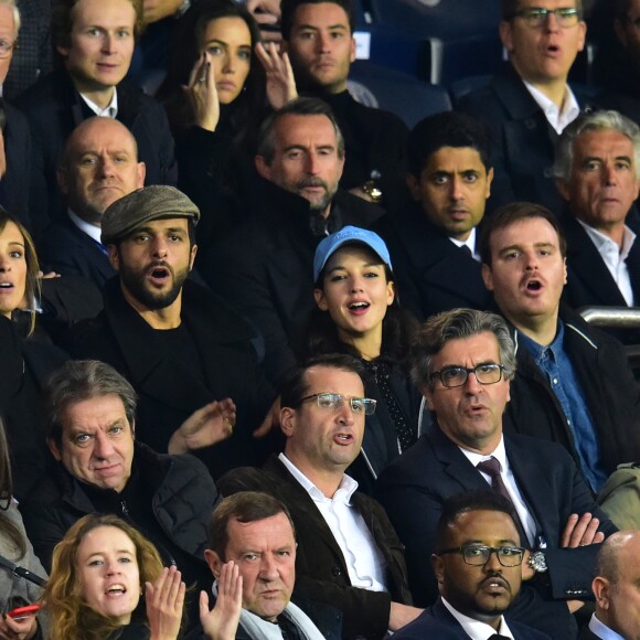 Isabelle Ithurburu et son compagnon Maxime Nucci, Jain et son ami, Nasser Al-Khelaïfi (président du PSG), Jean-Claude Blanc (manager général du PSG) et Jean-Pierre Rivère (président de Nice) en haut à droite - People dans les tribunes du Parc des Princes lors du Match PSG contre Nice le 27 octobre 2017. © Giancarlo Gorassini/Bestimage