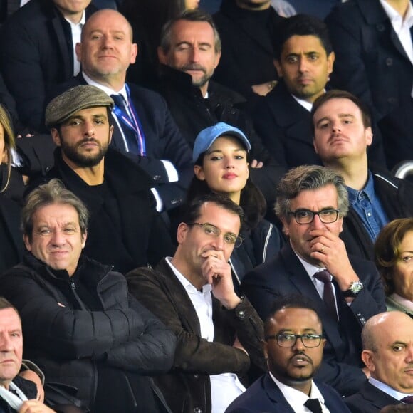 Isabelle Ithurburu et son compagnon Maxime Nucci, Jain et son ami, Nasser Al-Khelaïfi (président du PSG), Jean-Claude Blanc (manager général du PSG) et Jean-Pierre Rivère (président de Nice) en haut à droite - People dans les tribunes du Parc des Princes lors du Match PSG contre Nice le 27 octobre 2017. © Giancarlo Gorassini/Bestimage