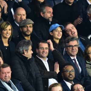 Isabelle Ithurburu et son compagnon Maxime Nucci, Jain et son ami, Nasser Al-Khelaïfi (président du PSG), Jean-Claude Blanc (manager général du PSG) et Jean-Pierre Rivère (président de Nice) en haut à droite - People dans les tribunes du Parc des Princes lors du Match PSG contre Nice le 27 octobre 2017. © Giancarlo Gorassini/Bestimage