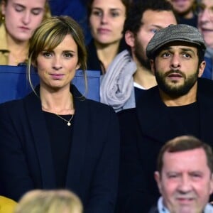 Isabelle Ithurburu et son compagnon Maxime Nucci - People dans les tribunes du Parc des Princes lors du Match PSG contre Nice le 27 octobre 2017. © Giancarlo Gorassini/Bestimage