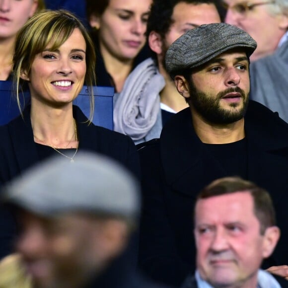 Isabelle Ithurburu et son compagnon Maxime Nucci - People dans les tribunes du Parc des Princes lors du Match PSG contre Nice le 27 octobre 2017. © Giancarlo Gorassini/Bestimage