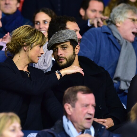 Isabelle Ithurburu et son compagnon Maxime Nucci - People dans les tribunes du Parc des Princes lors du Match PSG contre Nice le 27 octobre 2017. © Giancarlo Gorassini/Bestimage
