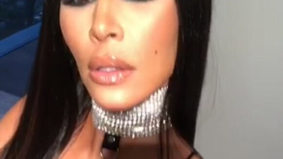 Kim Kardashian ultra sexy en Aaliyah pour Halloween et vivement clashée