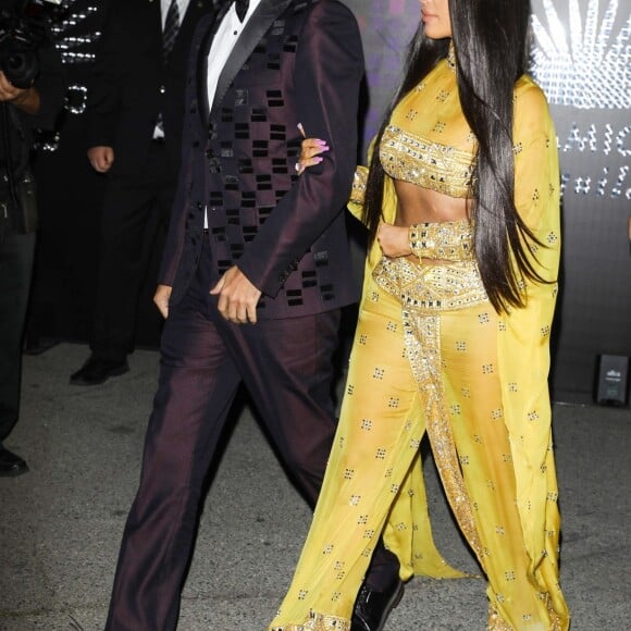 Kim Kardashian et Jonathan Cheban en Cher et Sonny à la soirée Casamigos Tequila pour Halloween à Los Angeles, le 27 octobre 2017.