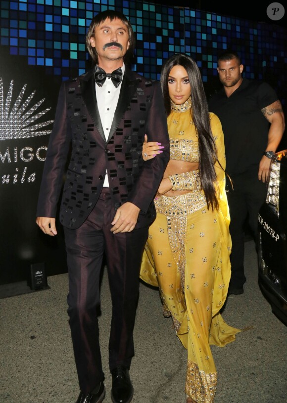 Kim Kardashian et Jonathan Cheban en Cher et Sonny à la soirée Casamigos Tequila pour Halloween à Los Angeles, le 27 octobre 2017.