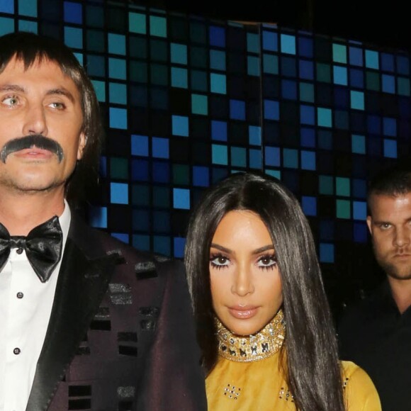 Kim Kardashian et Jonathan Cheban en Cher et Sonny à la soirée Casamigos Tequila pour Halloween à Los Angeles, le 27 octobre 2017.