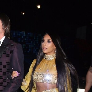 Kim Kardashian et Jonathan Cheban en Cher et Sonny à la soirée Casamigos Tequila pour Halloween à Los Angeles, le 27 octobre 2017.