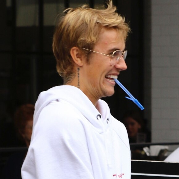 Justin Bieber est allé déjeuner au restaurant Joan's avec des amis à Studio City, le 30 octobre 2017