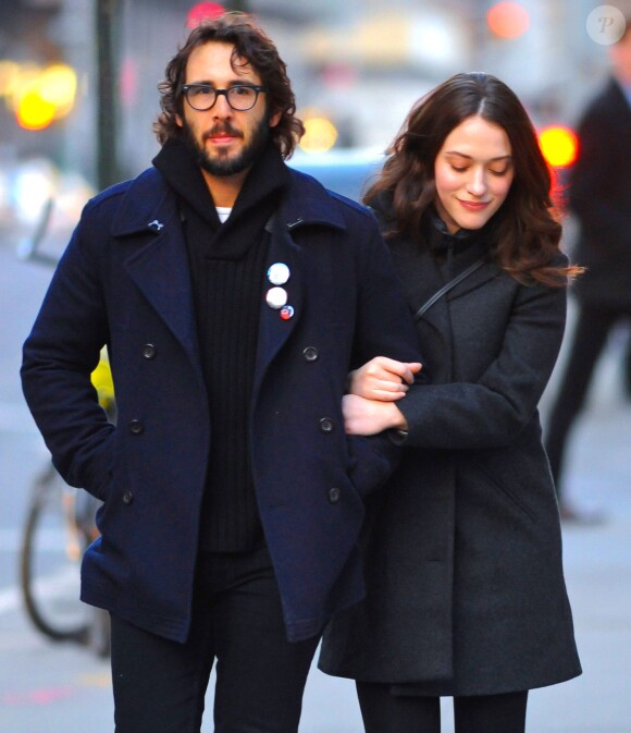 L'actrice Kat Dennings et son compagnon Josh Groban se promènent en amoureux dans les rues de New York. Le 31 décembre 2014.