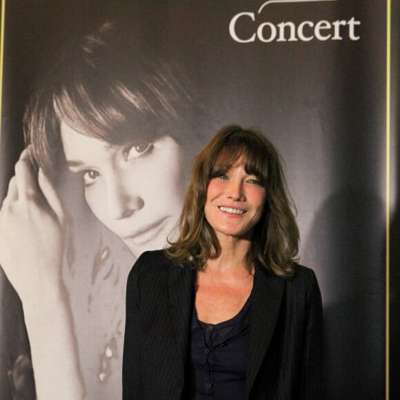 Carla Bruni-Sarkozy lors d'un photocall dans le cadre de sa tournée "French Touch" au théâtre Pallas à Athènes, Grèce, le 22 octobre 2017. © Aristidis Vafeiadakis/Zuma Press/Bestimage