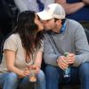 Mila Kunis et son fiancé Ashton Kutcher très amoureux et très complices au match de basket des Lakers à Oklahoma City, le 19 décembre 2014.