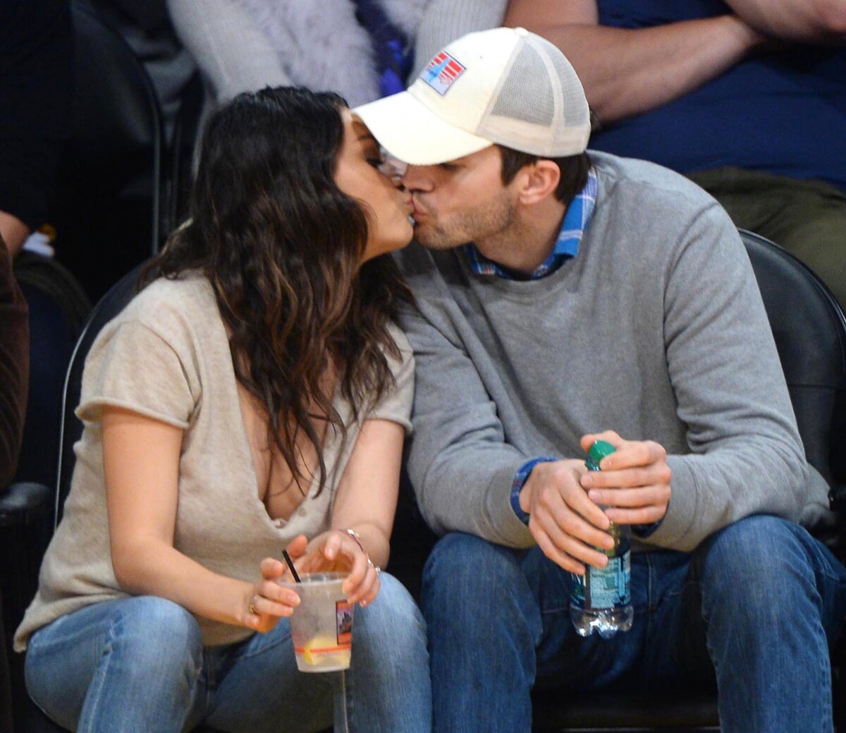 Photo Mila Kunis Et Son Fiancé Ashton Kutcher Très Amoureux Et Très