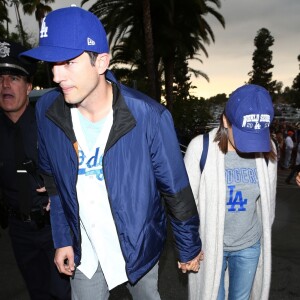 Ashton Kutcher et sa femme Mila Kunis arrivent match de la série mondiale, Match 6 de Houston Astros contre Los Angeles Dodgers à Los Angeles, le 31 octobre 2017