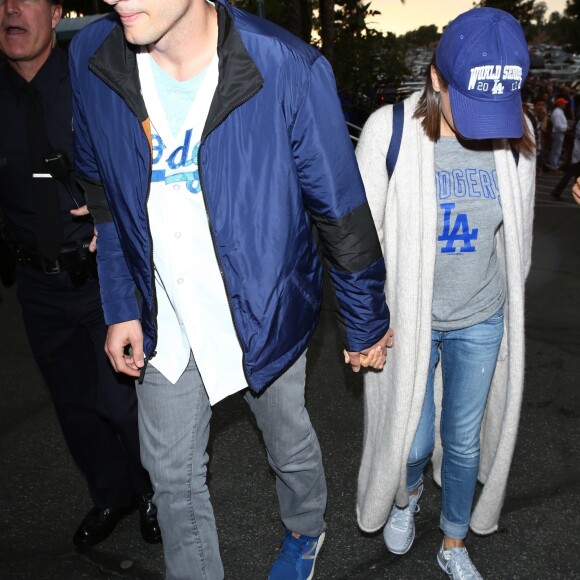 Ashton Kutcher et sa femme Mila Kunis arrivent match de la série mondiale, Match 6 de Houston Astros contre Los Angeles Dodgers à Los Angeles, le 31 octobre 2017