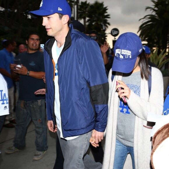 Ashton Kutcher et sa femme Mila Kunis arrivent match de la série mondiale, Match 6 de Houston Astros contre Los Angeles Dodgers à Los Angeles, le 31 octobre 2017