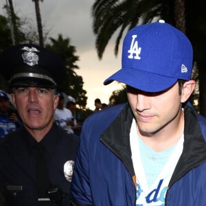 Ashton Kutcher et sa femme Mila Kunis arrivent match de la série mondiale, Match 6 de Houston Astros contre Los Angeles Dodgers à Los Angeles, le 31 octobre 2017