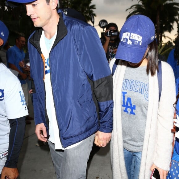 Ashton Kutcher et sa femme Mila Kunis arrivent match de la série mondiale, Match 6 de Houston Astros contre Los Angeles Dodgers à Los Angeles, le 31 octobre 2017