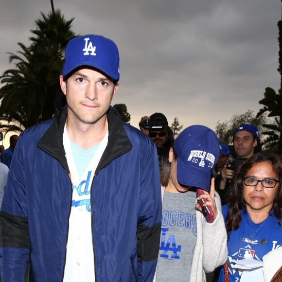 Ashton Kutcher et sa femme Mila Kunis arrivent match de la série mondiale, Match 6 de Houston Astros contre Los Angeles Dodgers à Los Angeles, le 31 octobre 2017