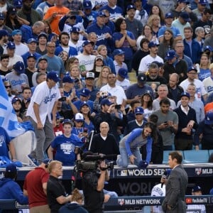 Ashton Kutcher et sa femme Mila Kunis chauffent le public lors du match de la série mondiale, Match 6 de Houston Astros contre Los Angeles Dodgers à Los Angeles, le 31 octobre 2017