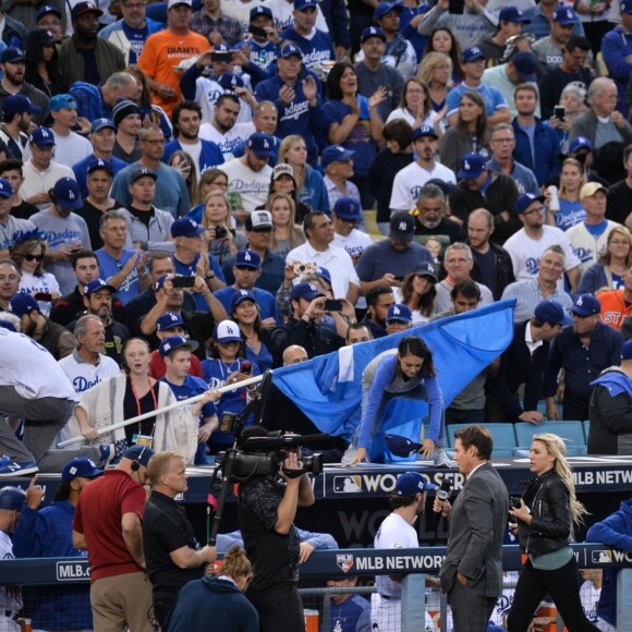 Ashton Kutcher et sa femme Mila Kunis chauffent le public lors du match de la série mondiale, Match 6 de Houston Astros contre Los Angeles Dodgers à Los Angeles, le 31 octobre 2017