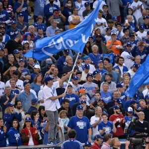 Ashton Kutcher et sa femme Mila Kunis chauffent le public lors du match de la série mondiale, Match 6 de Houston Astros contre Los Angeles Dodgers à Los Angeles, le 31 octobre 2017