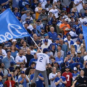 Ashton Kutcher et sa femme Mila Kunis chauffent le public lors du match de la série mondiale, Match 6 de Houston Astros contre Los Angeles Dodgers à Los Angeles, le 31 octobre 2017