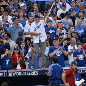 Ashton Kutcher et sa femme Mila Kunis chauffent le public lors du match de la série mondiale, Match 6 de Houston Astros contre Los Angeles Dodgers à Los Angeles, le 31 octobre 2017