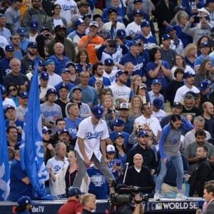 Ashton Kutcher et sa femme Mila Kunis chauffent le public lors du match de la série mondiale, Match 6 de Houston Astros contre Los Angeles Dodgers à Los Angeles, le 31 octobre 2017