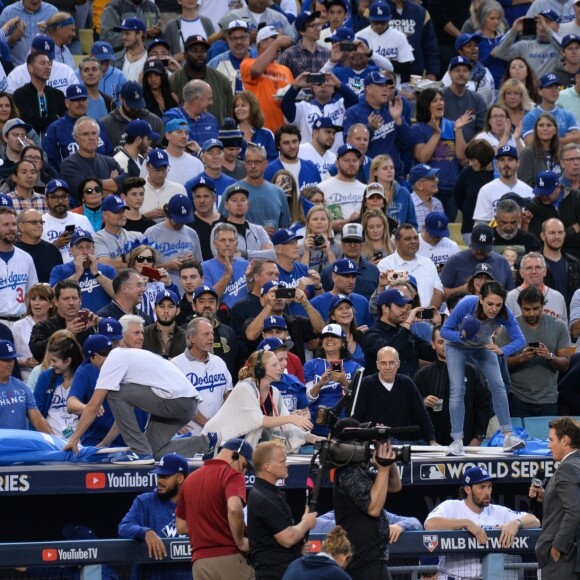 Ashton Kutcher et sa femme Mila Kunis chauffent le public lors du match de la série mondiale, Match 6 de Houston Astros contre Los Angeles Dodgers à Los Angeles, le 31 octobre 2017