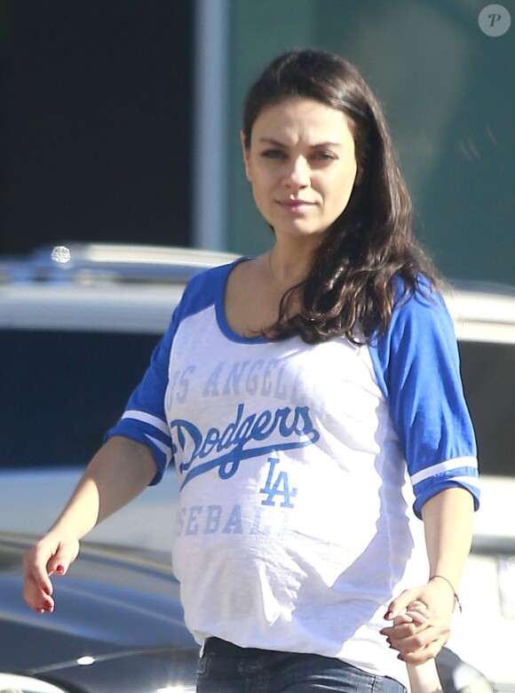 Exclusif - Prix spécial - Mila Kunis enceinte se promène avec sa fille Wyatt et son père Mark Kunis dans les rues de Beverly Hills, le 18 septembre 2016  For germany call for price - Please hide children face prior publication Exclusive - Pregnant Mila Kunis is spotted with her daughter Wyatt and her dad out in Beverly Hills, California on September 18, 2016. The actress showed off her growing baby bump in a Dodgers jersey.18/09/2016 - Beverly Hills