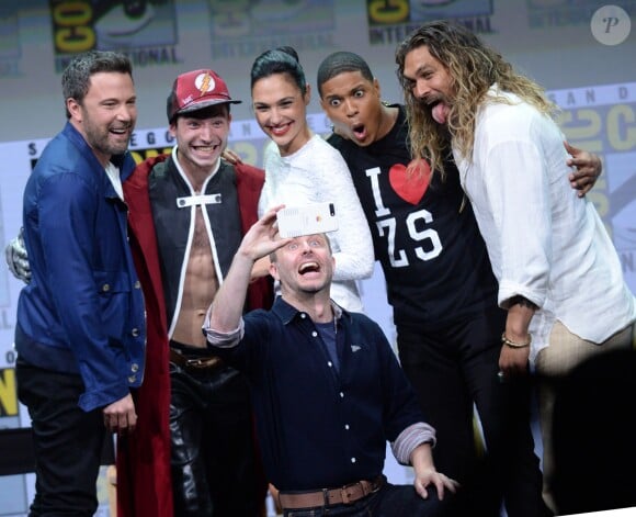 Ben Affleck, Ezra Miller, Gal Gadot, Ray Fisher, Jason Momoa, Chris Hardwick à la soirée 'Justice Leaguel' du Comic Con 2017 au Hilton Bayfront à San Diego, le 22 juillet 2017