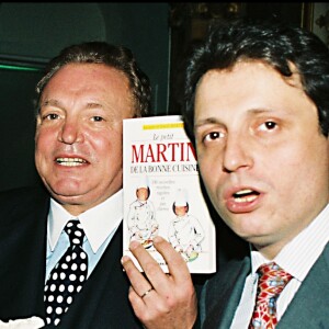 Jacques Martin et son fils David signent "Le Petit Martin de la bonne cuisine" au musée Grévin en 1995.