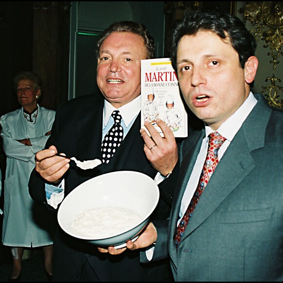 Jacques Martin et son fils David signent "Le Petit Martin de la bonne cuisine" au musée Grévin en 1995.