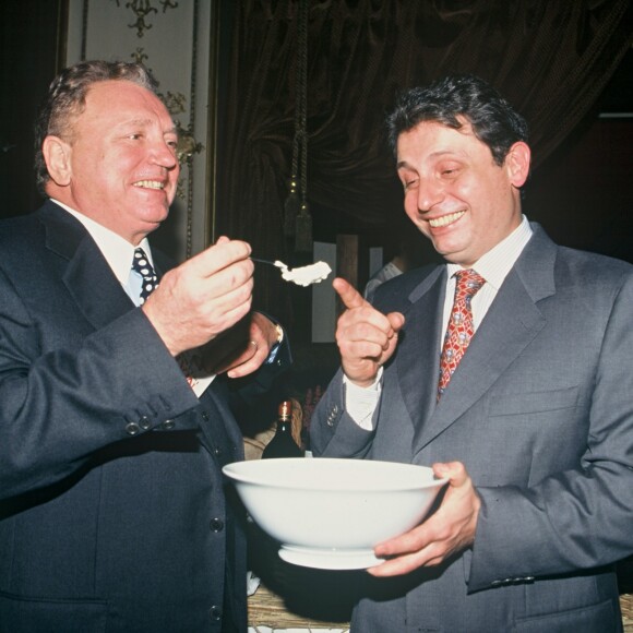 Jacques Martin et son fils David signent "Le Petit Martin de la bonne cuisine" au musée Grévin en 1995.