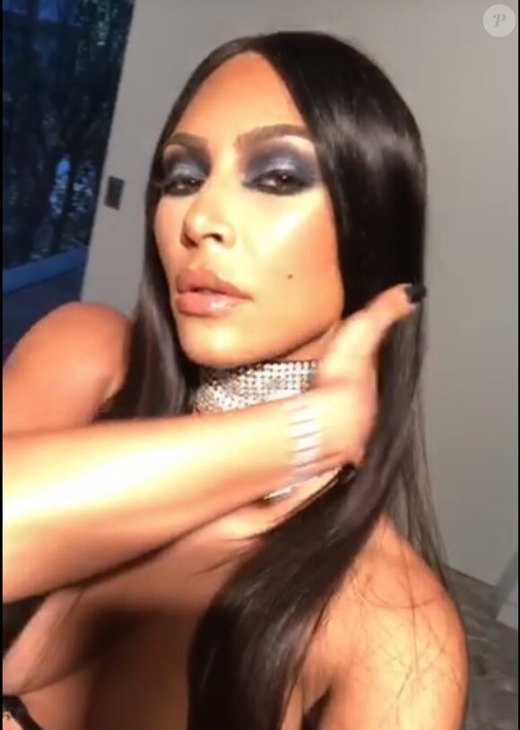 Kim Kardashian s'est glissée dans la peau d'Aaliyah pour Halloween. Octobre 2017.