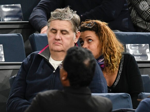 Pierre Ménès et sa femme Mélissa Acosta - People a la demi-finale entre J. Sock et J. Benneteau - Tournoi de tennis "Rolex Paris Masters 2017" - paris le 4 novembre 2017 © Veeren - Perusseau / Bestimage